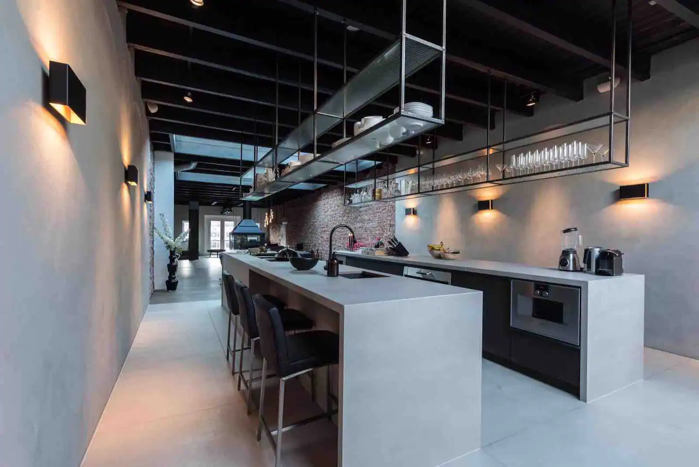 salon avec cuisine ouverte béton murs briques loft Amsterdam salon avec cuisine ouverte béton murs briques loft Amsterdam