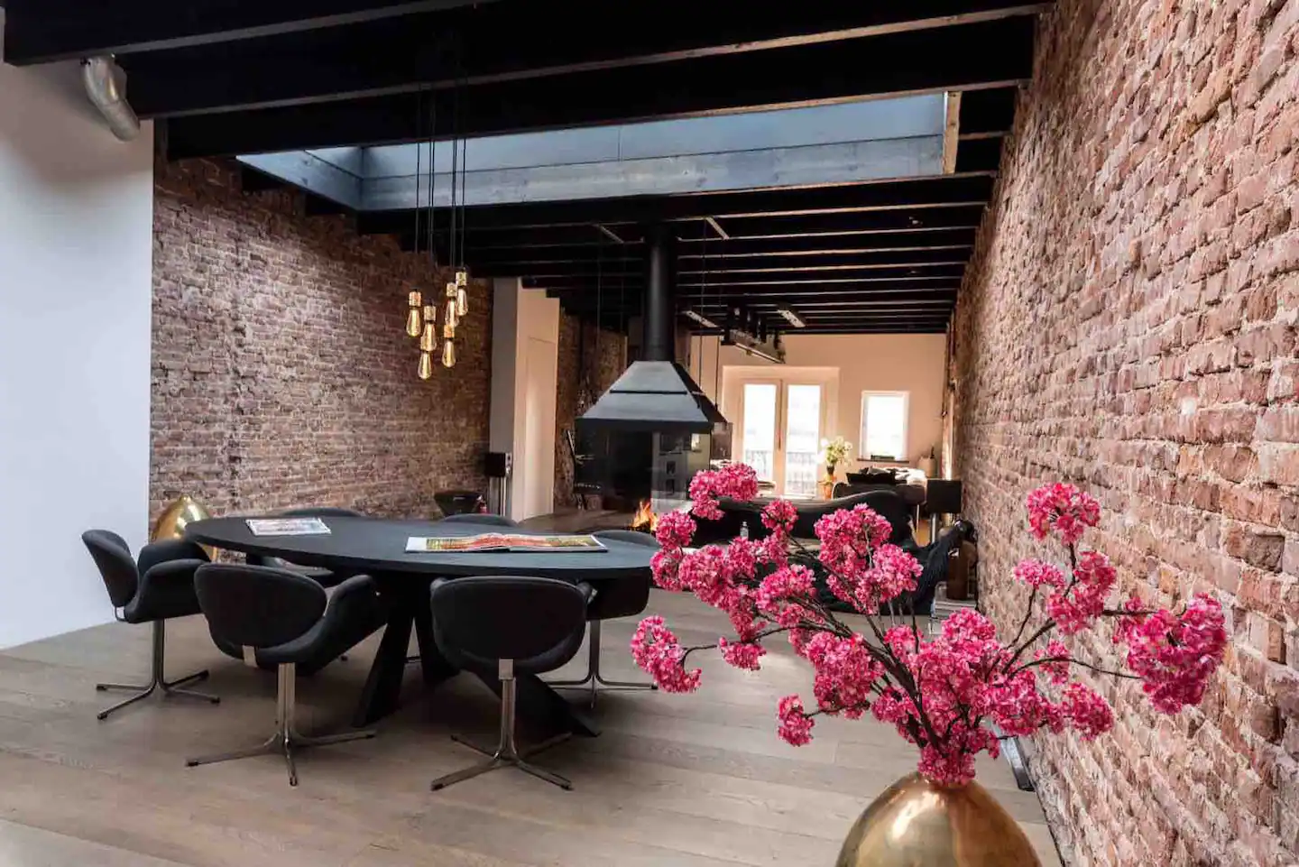 salon avec cheminée murs briques loft Amsterdam salon avec cheminée murs briques loft Amsterdam