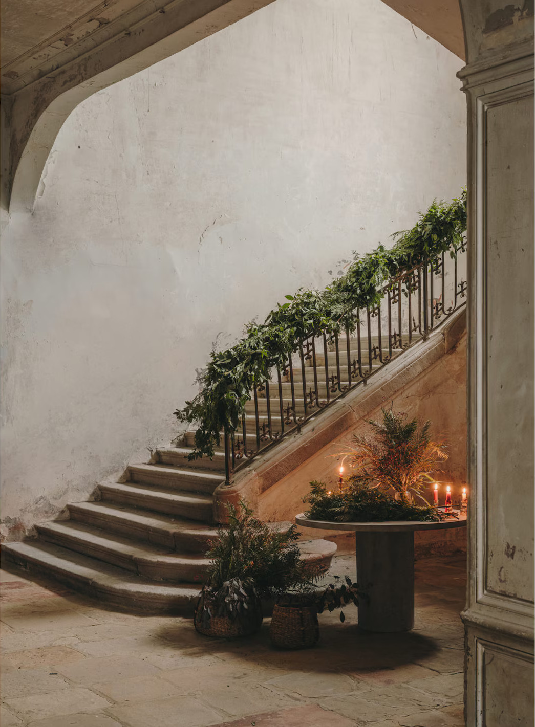 escalier avec branches de sapin sur rampe décoration de Noël sophistiquée Mango Home escalier avec branches de sapin sur rampe décoration de Noël sophistiquée Mango Home