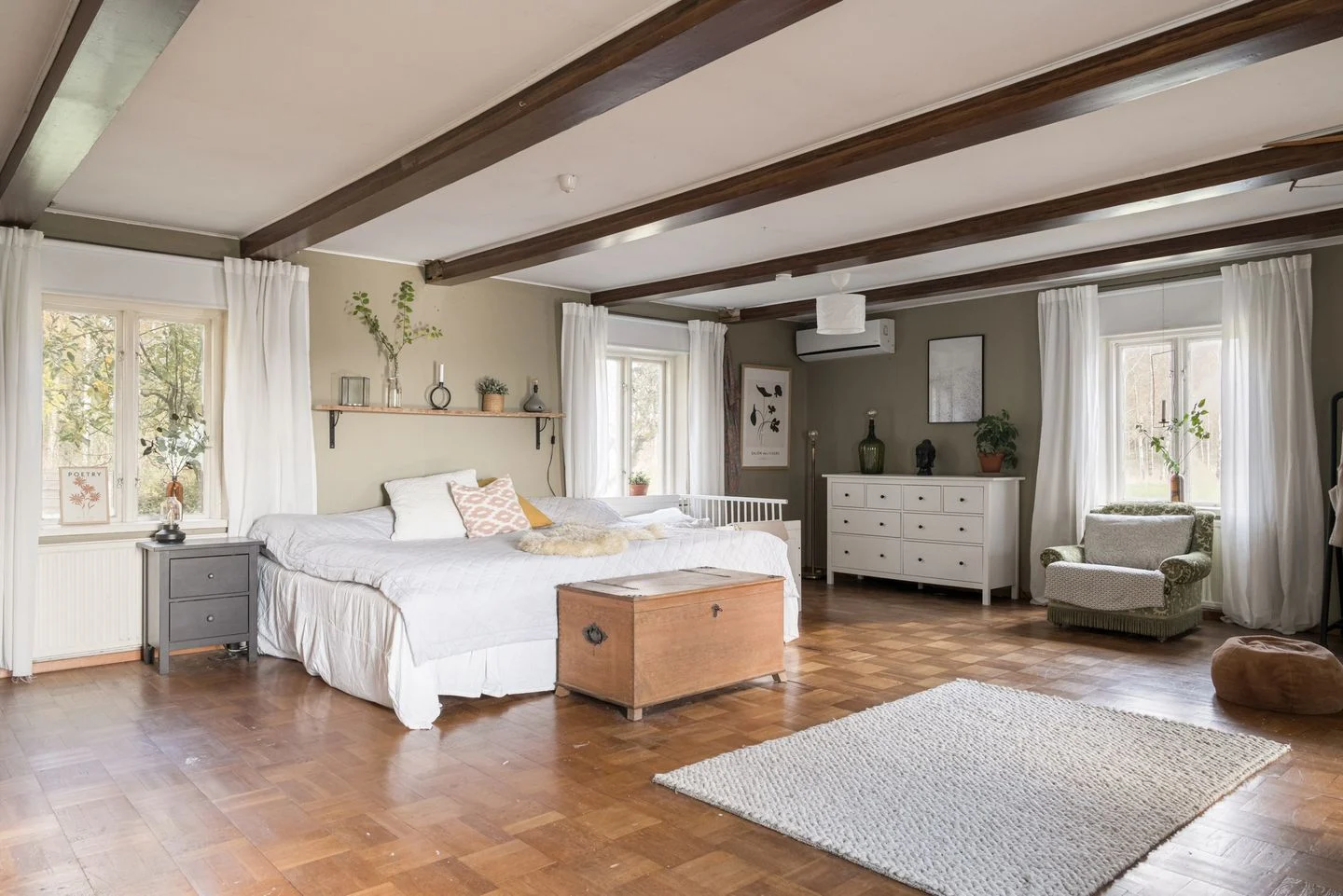 chambre maison ancienne avec poutres décoration rustique chic