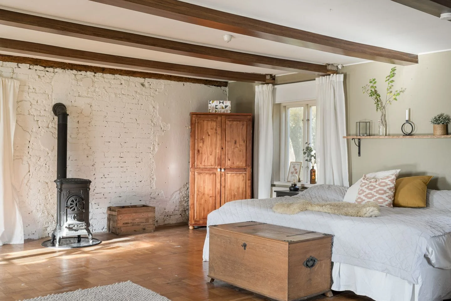 chambre maison ancienne avec poutres décoration rustique chic
