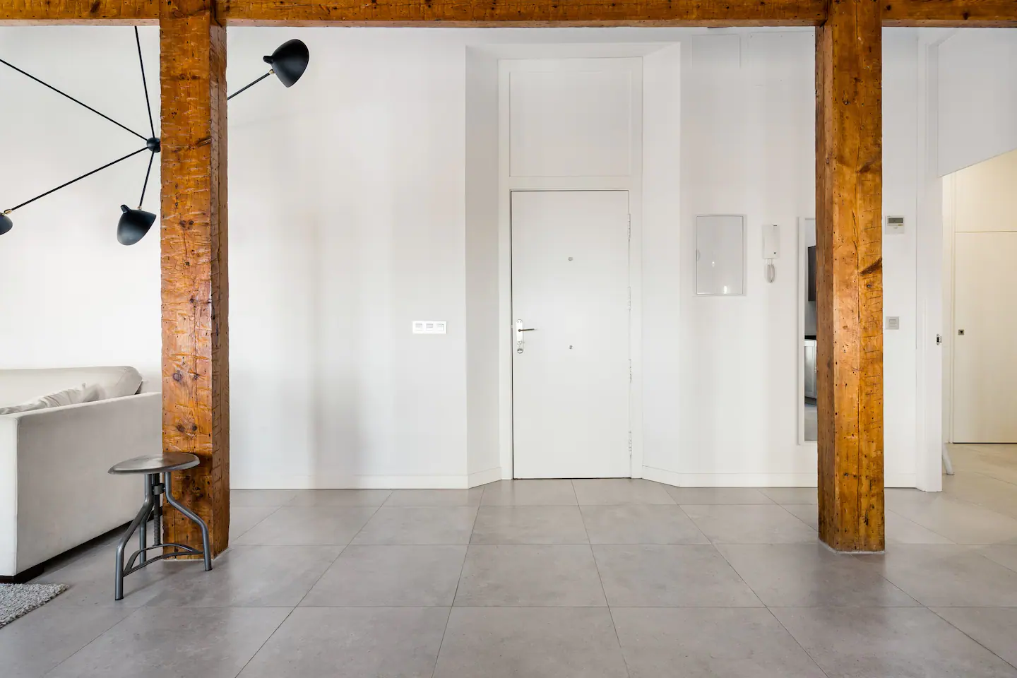 entrée appartement décoration contemporaine avec poutres entrée appartement décoration contemporaine avec poutres
