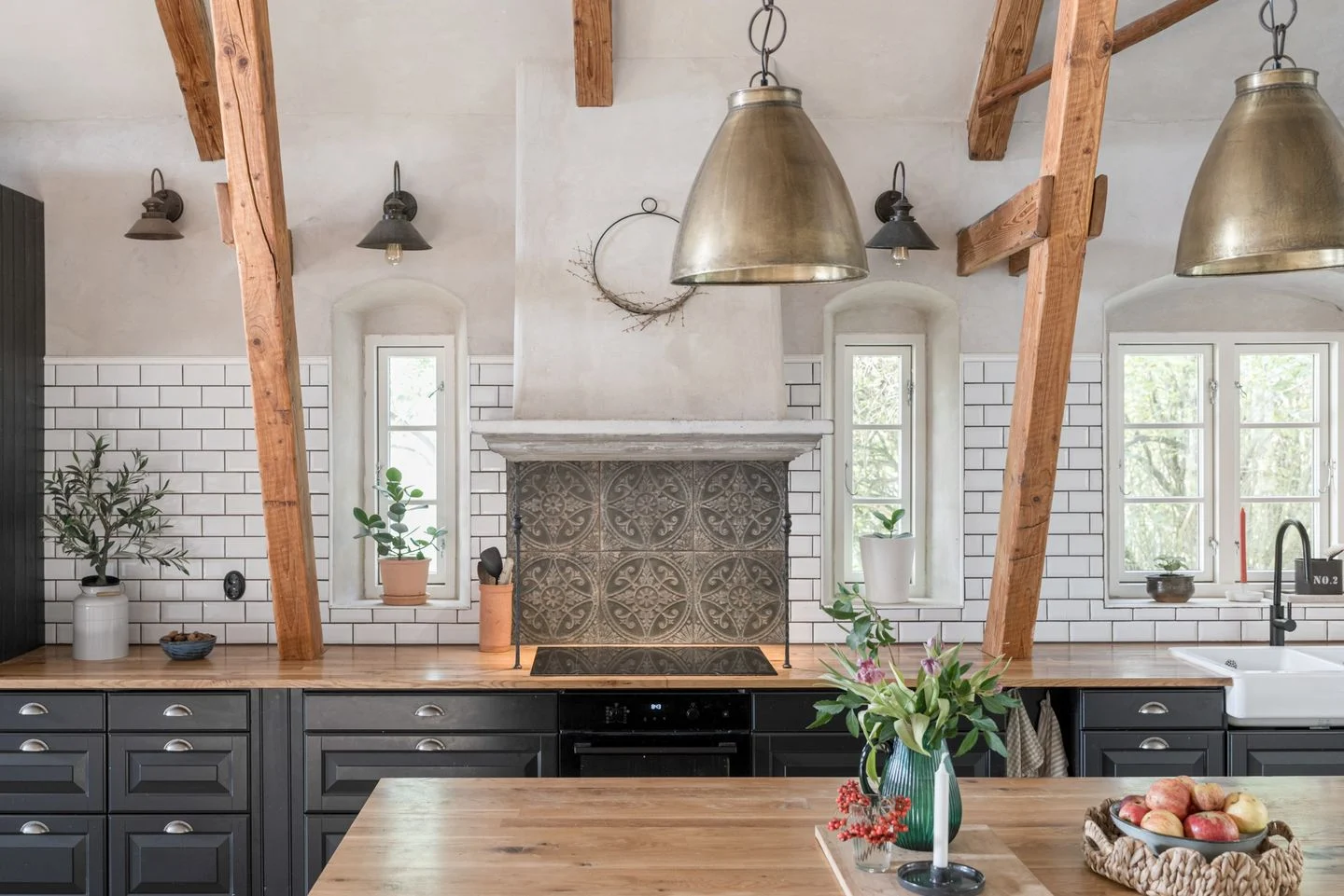 cuisine maison ancienne avec poutres double hauteur décoration rustique chic