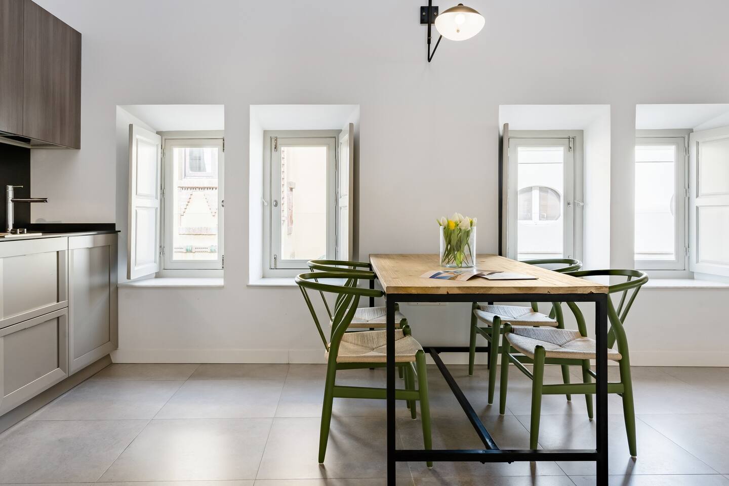 cuisine ouverte et salle à manger décoration contemporaine appartement rénové avec poutres cuisine ouverte et salle à manger décoration contemporaine appartement rénové avec poutres