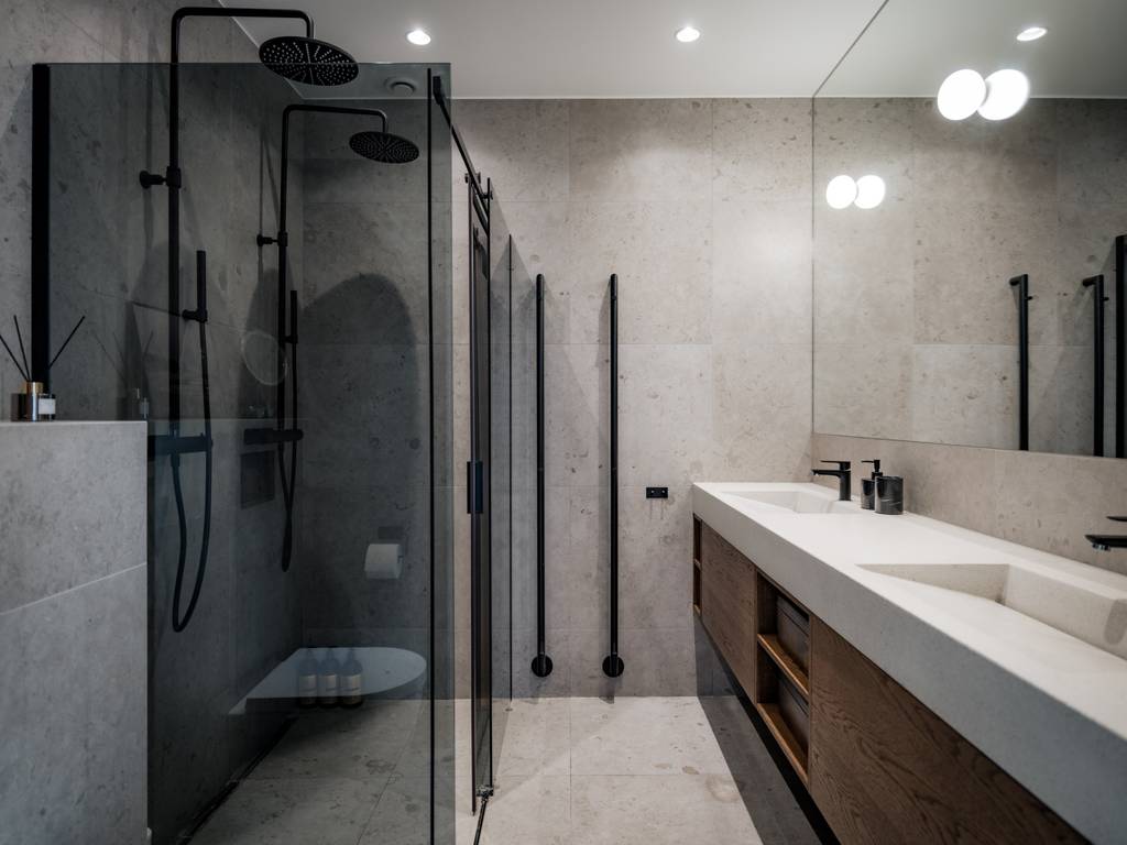 salle de bain grise et bois décoration scandinave