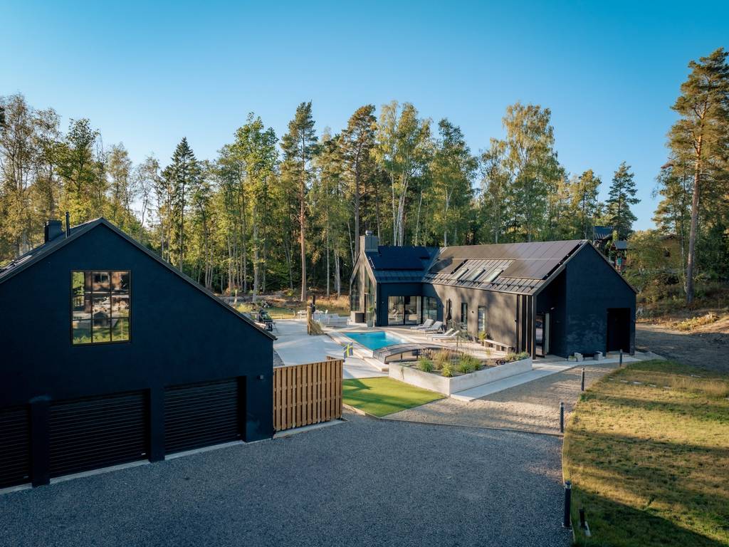 maison noire avec piscine