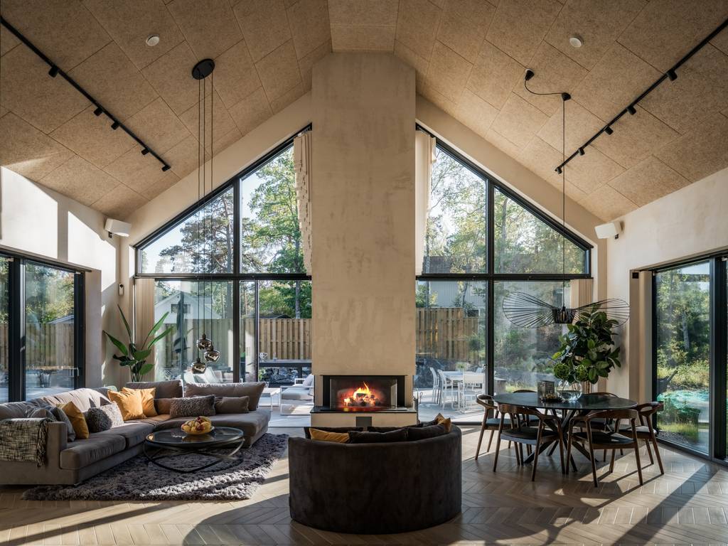 salon avec cheminée et baies vitrées décoration scandinave