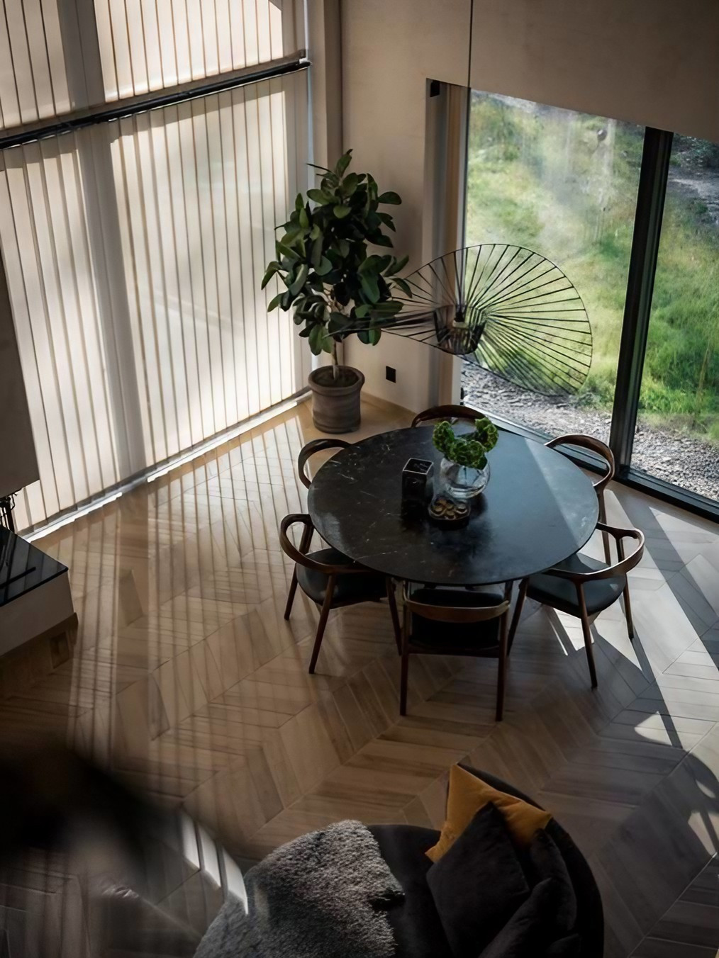 salle à manger avec baies vitrées décoration scandinave