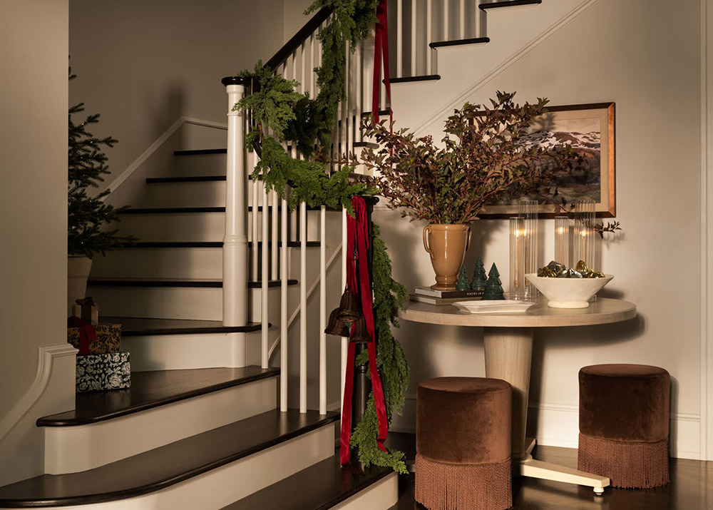escalier avec guirlande sapin
