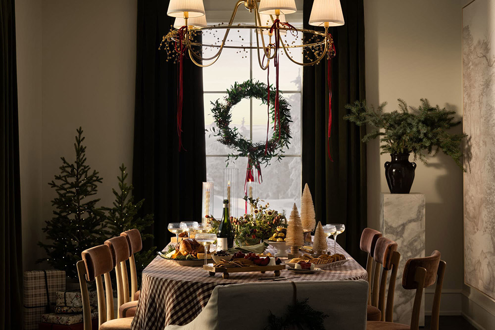 salle à manger décoration Noël classique et sombre Studio McGee