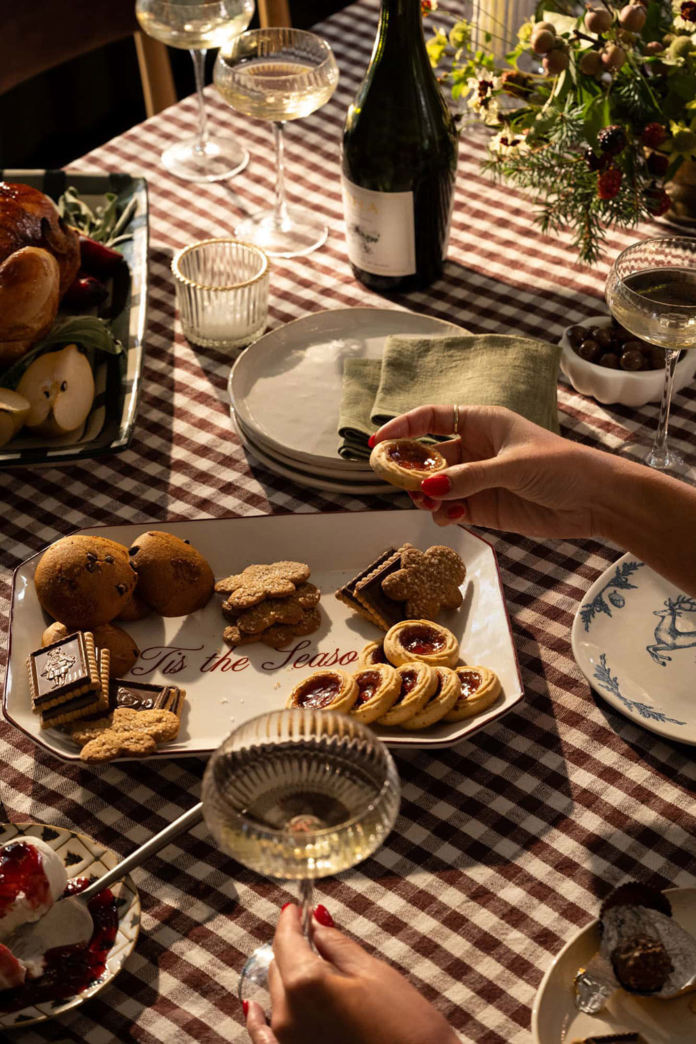 table avec nappe à carreaux rouges et blancs