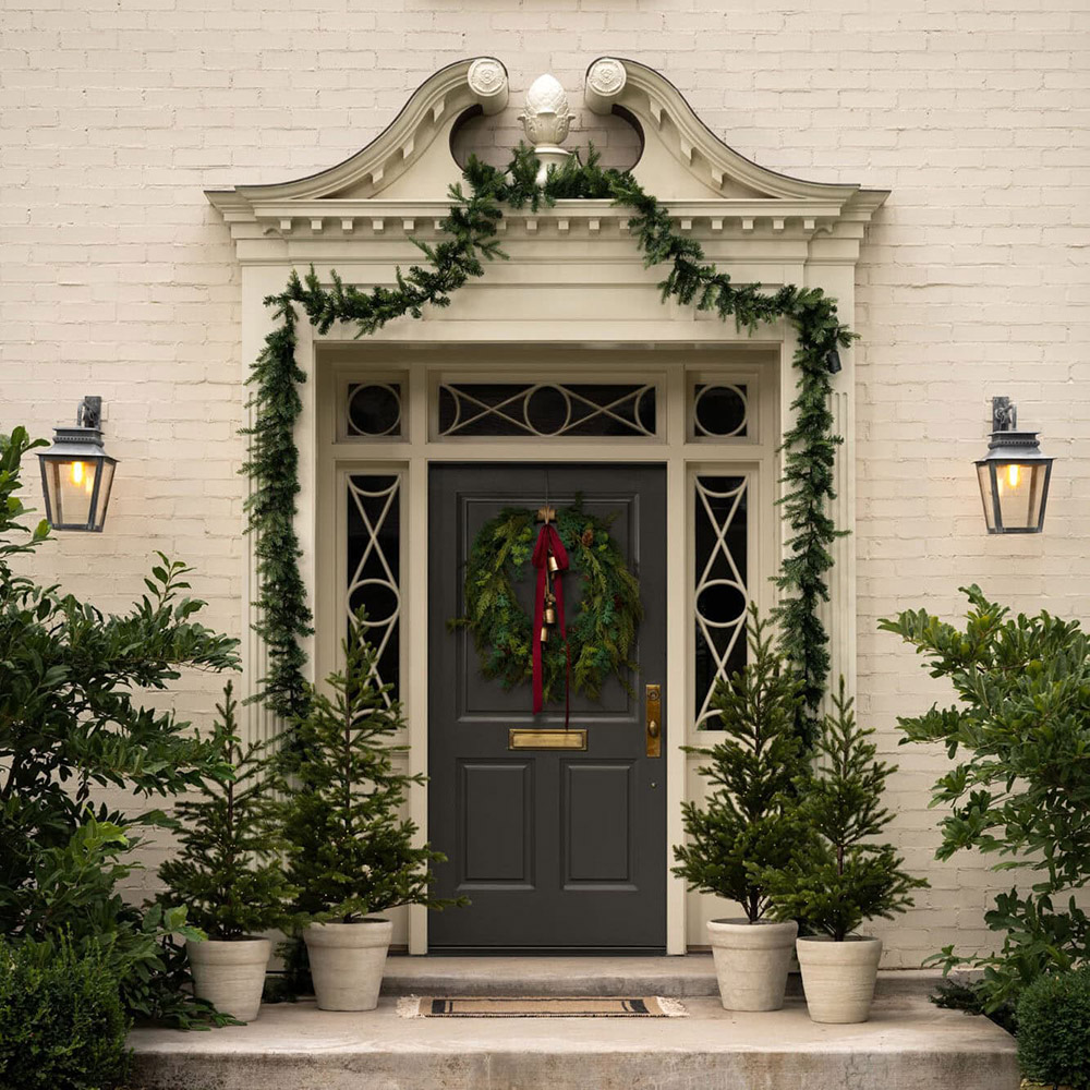 porte avec couronne décoration Noël classique et sombre Studio McGee