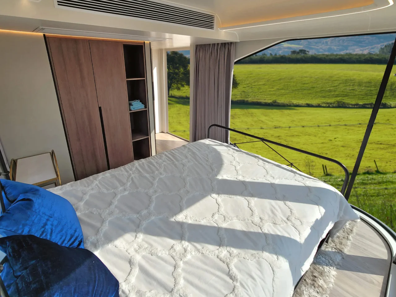 chambre avec baies vitrées
