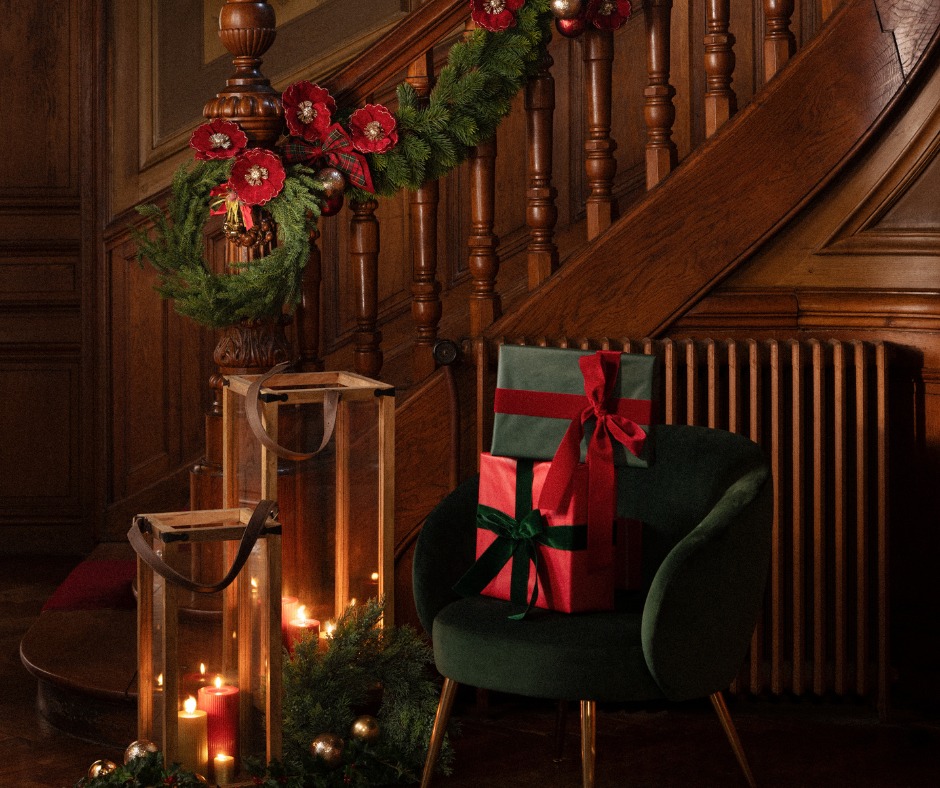 décoration escalier rouge et verte avec branche sapin