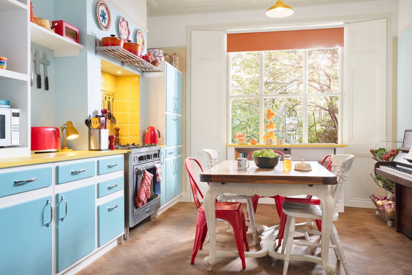 cuisine décoration colorée maison Airbnb ours Padington Londres