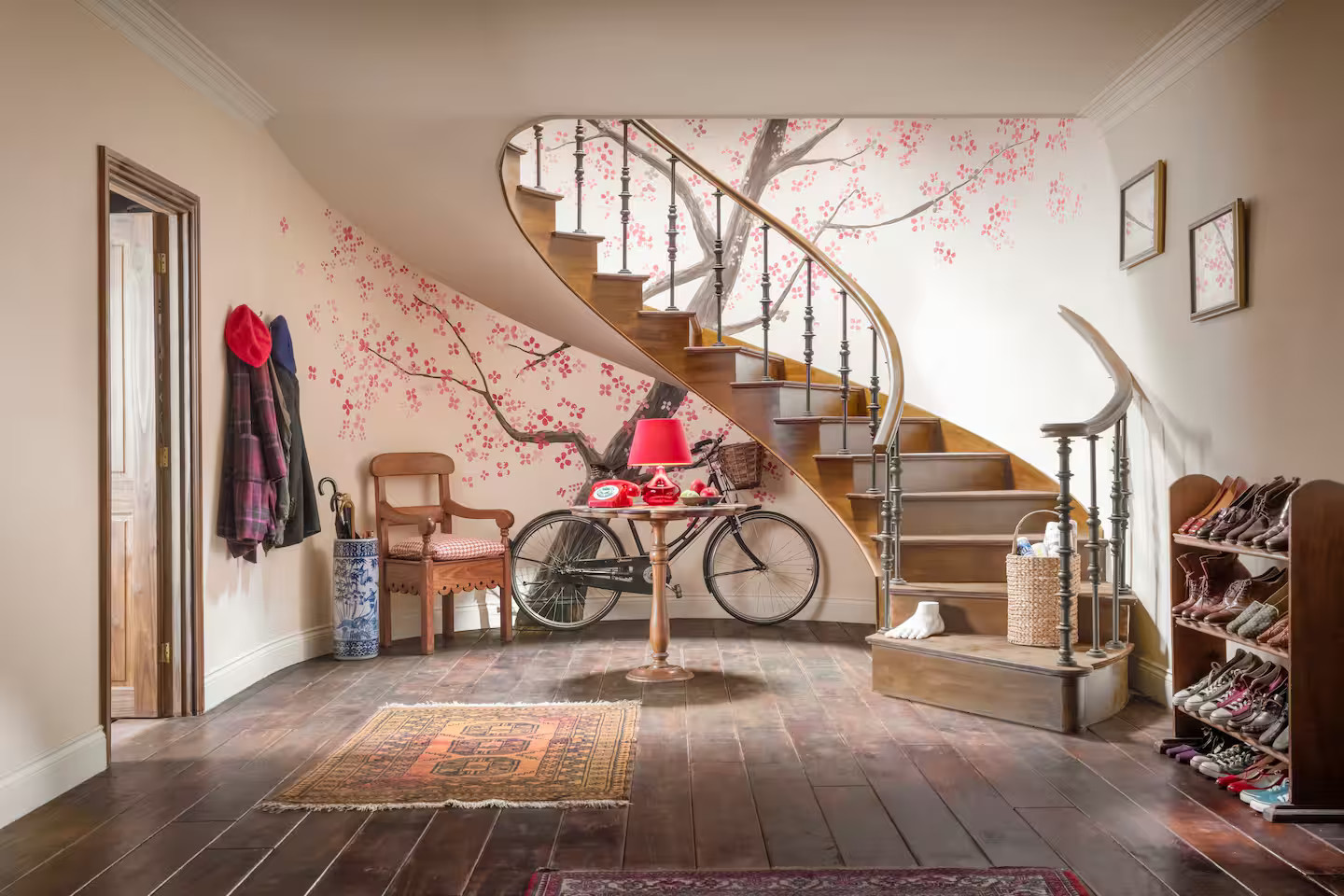 entrée avec escalier en colimaçon décoration colorée maison Airbnb ours Padington Londres