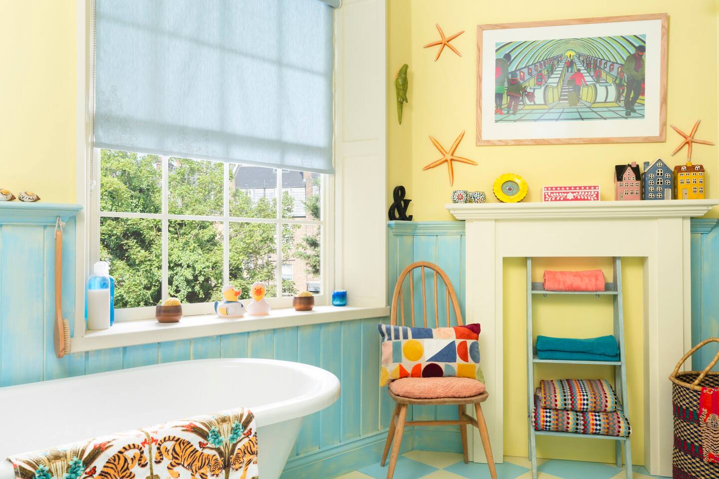 salle de bain décoration colorée maison Airbnb ours Padington Londres