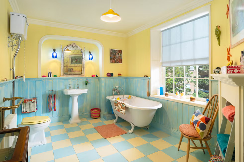 salle de bain décoration colorée maison Airbnb ours Padington Londres