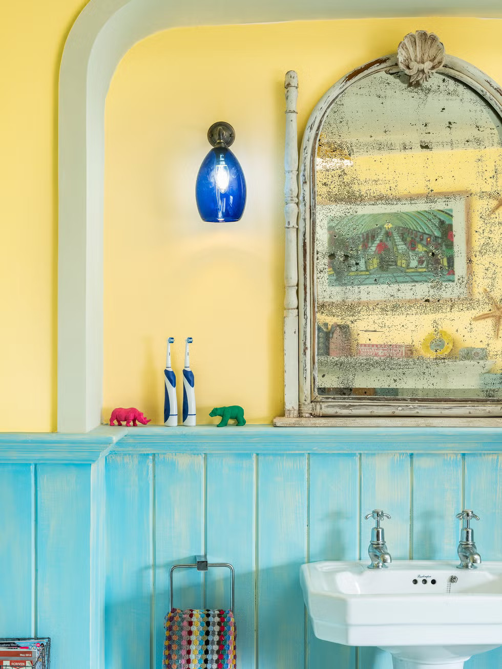 salle de bain décoration colorée maison Airbnb ours Padington Londres