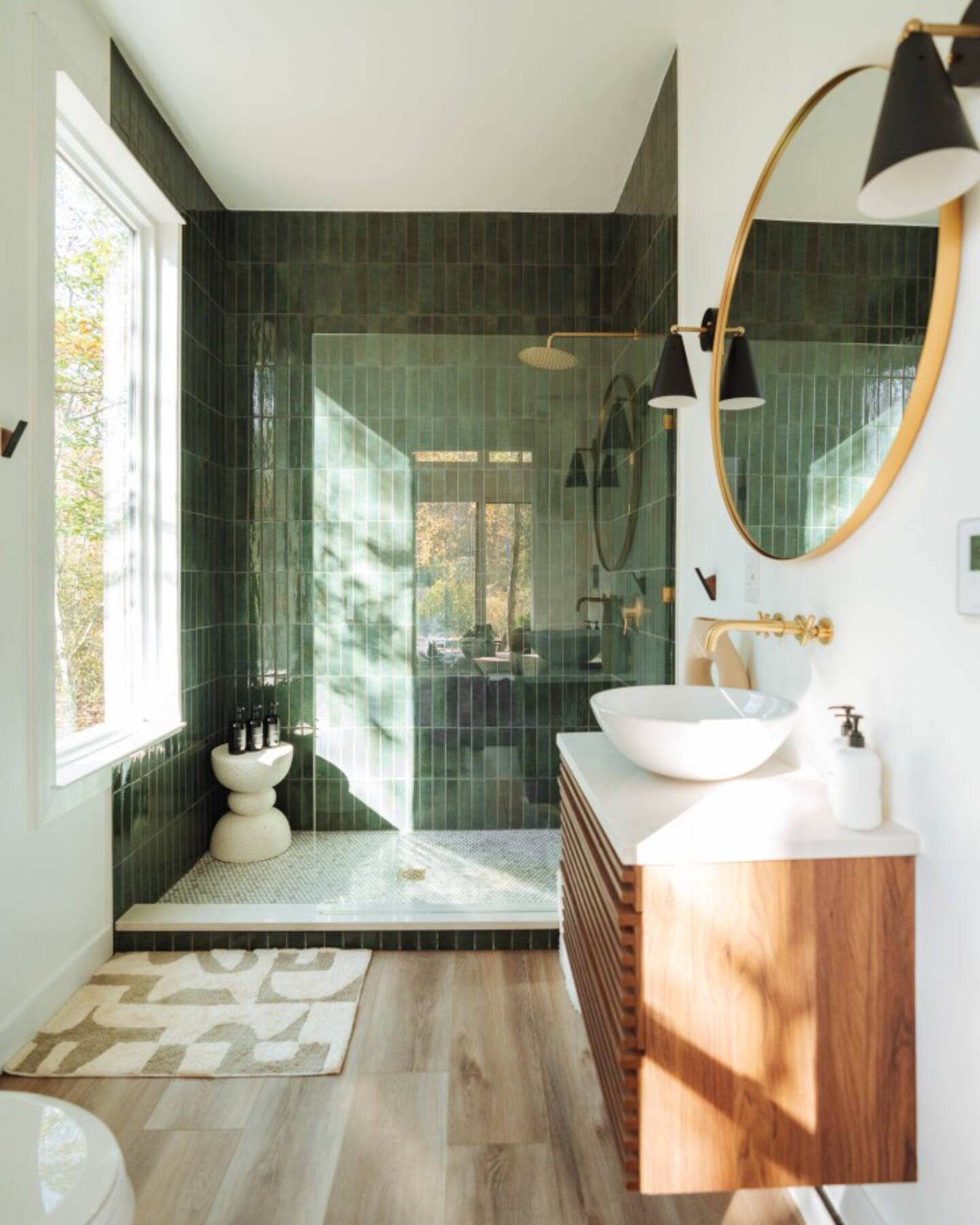 salle de bain carrelage vert petite maison 46m2 The Everwoods Alpine salle de bain carrelage vert petite maison 46m2 The Everwoods Alpine