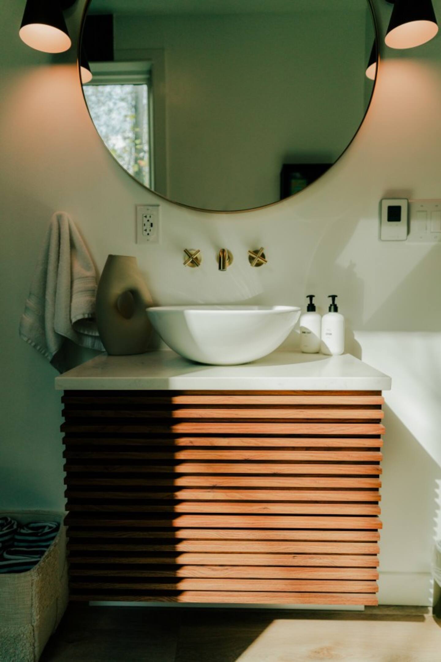 salle de bain verte et bois petite maison 46m2 The Everwoods Alpine salle de bain verte et bois petite maison 46m2 The Everwoods Alpine