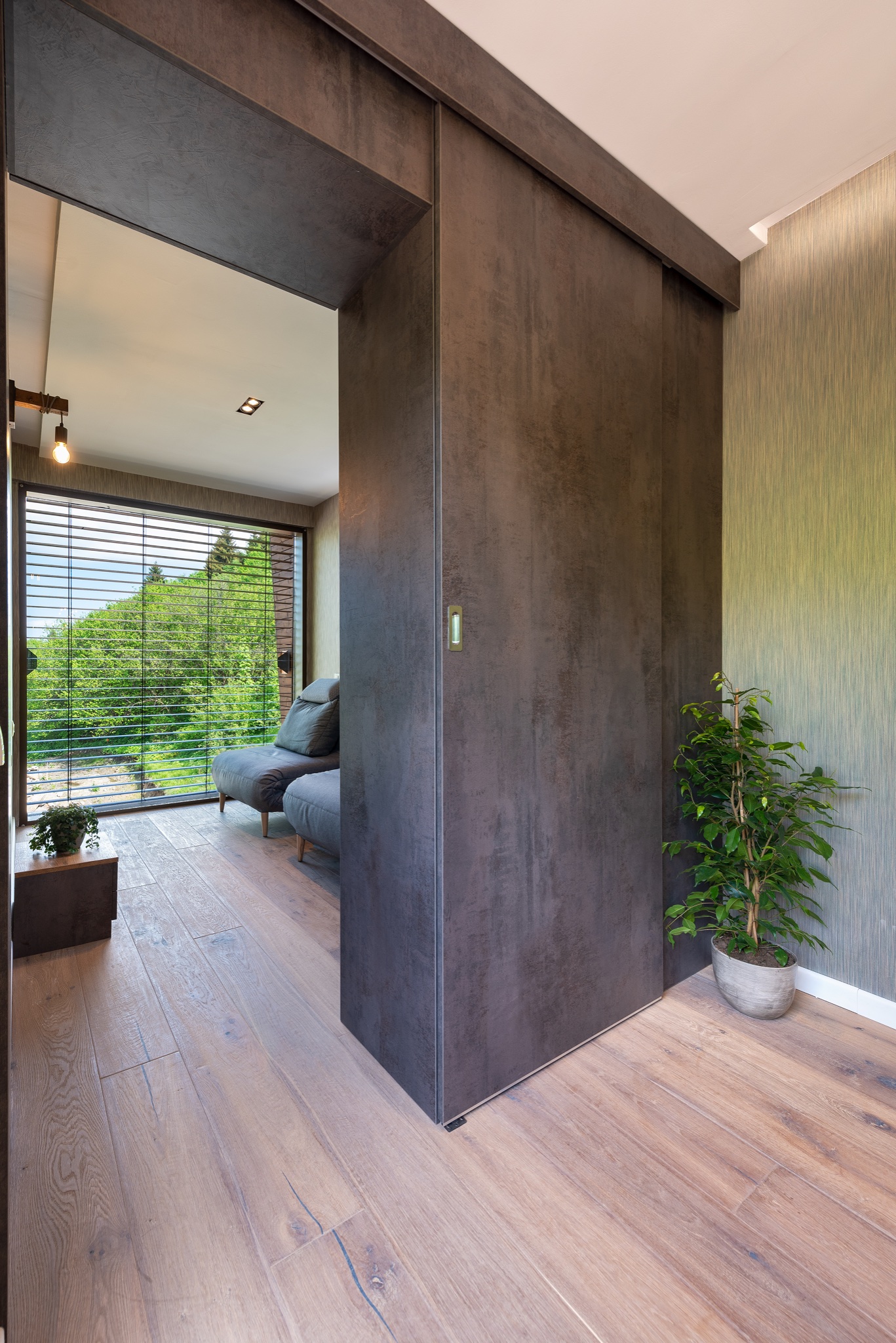 salon petite maison 35m2 sur deux niveaux préfabriquée Cabini salon petite maison 35m2 sur deux niveaux préfabriquée Cabini