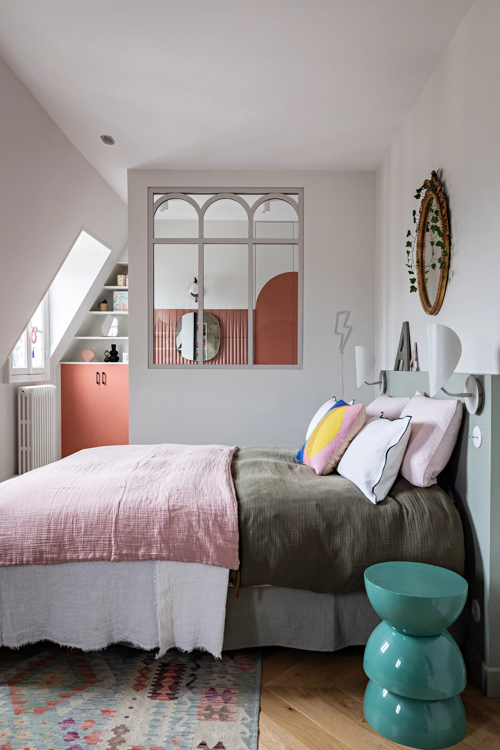 chambre mansardée avec verrière décoration contemporaine et colorée chambre mansardée avec verrière décoration contemporaine et colorée