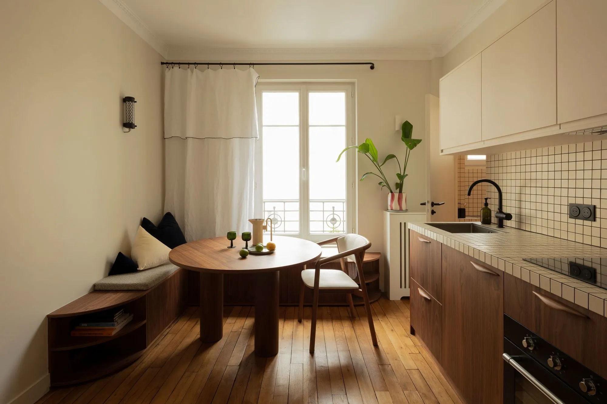cuisine avec coin repas appartement 24m2 Paris décoration contemporaine mid-century cuisine avec coin repas appartement 24m2 Paris décoration contemporaine mid-century