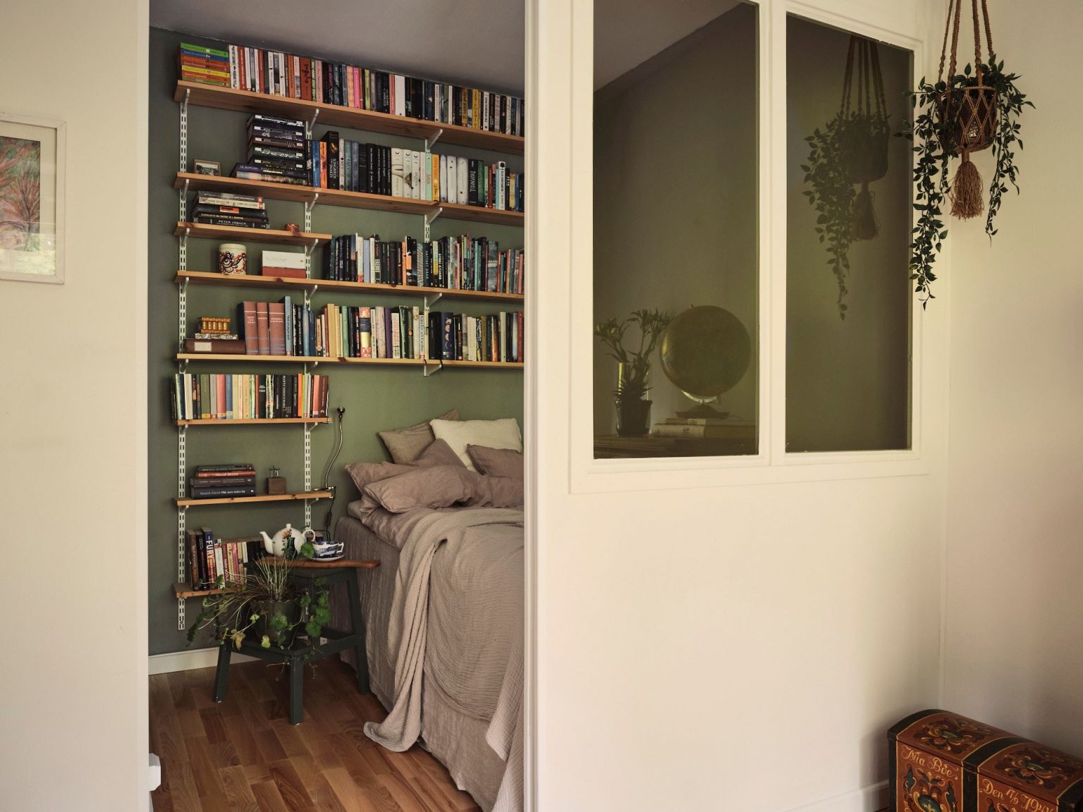 chambre avec verrière bois dans salon appartement 38m2 décoration vintage et scandinave chambre avec verrière bois dans salon appartement 38m2 décoration vintage et scandinave