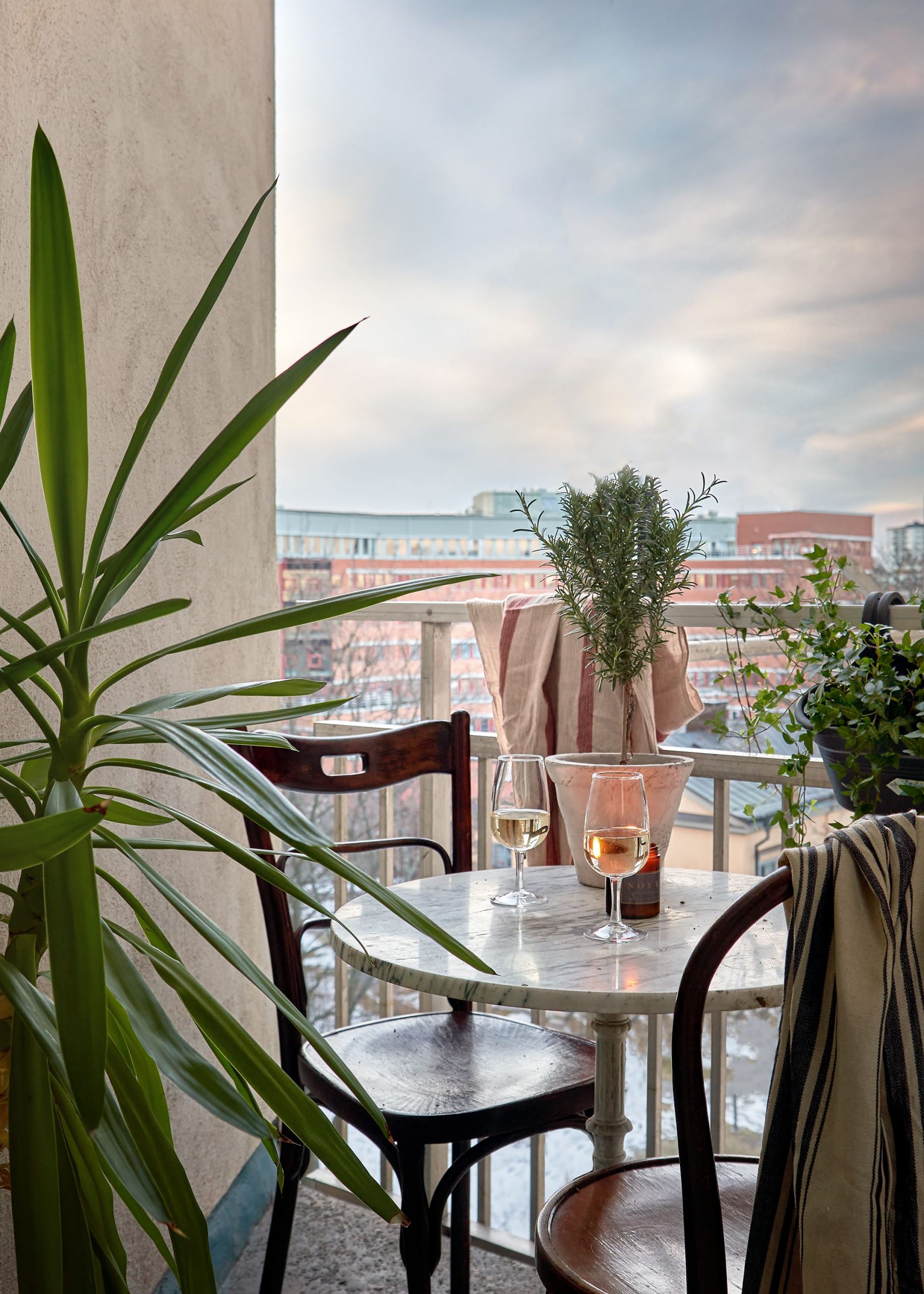 balcon avec petite table ronde
