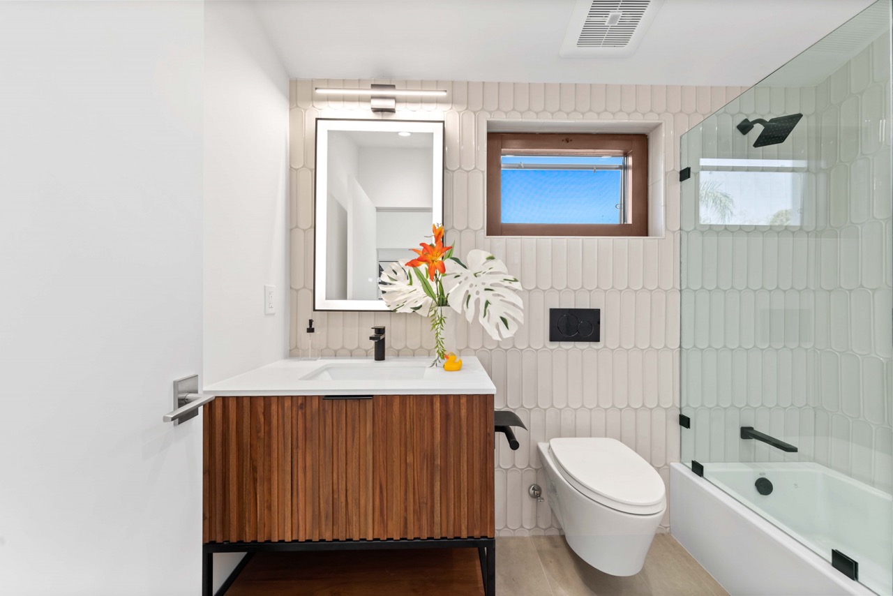 salle de bain contemporaine maison autonome Tesla par SIDCO HOMES