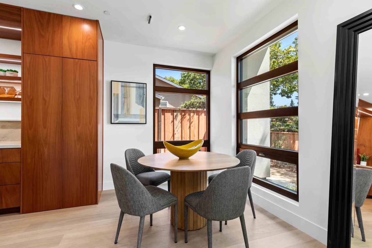 salle à manger contemporaine maison autonome Tesla par SIDCO HOMES