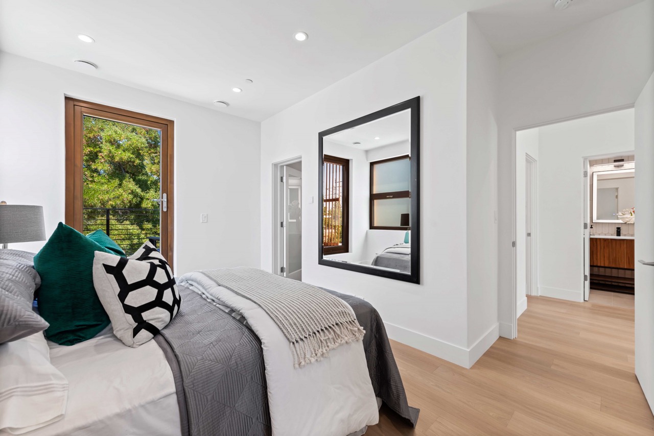 chambre blanche maison autonome Tesla par SIDCO HOMES