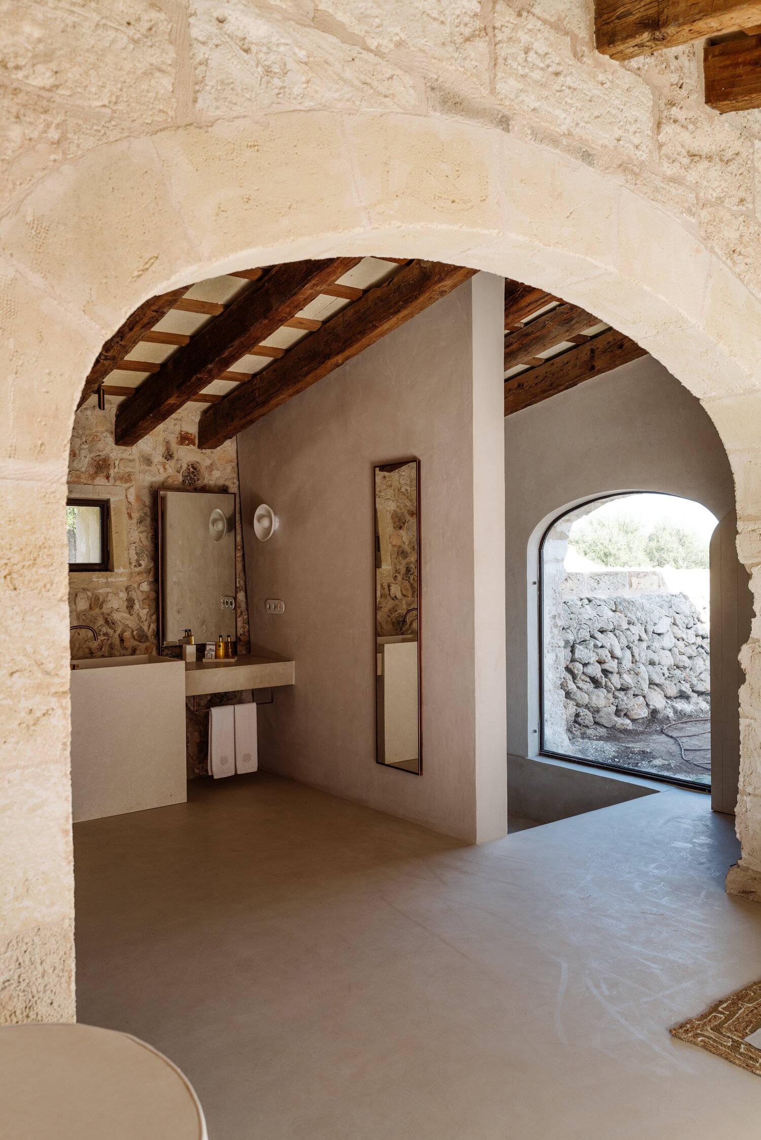 salle de bain avec poutres maison en pierres Santa Ana Minorque salle de bain avec poutres maison en pierres Santa Ana Minorque
