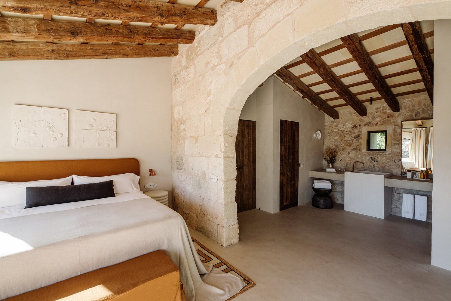 chambre avec poutres et salle de bain maison en pierres Santa Ana Minorque chambre avec poutres et salle de bain maison en pierres Santa Ana Minorque