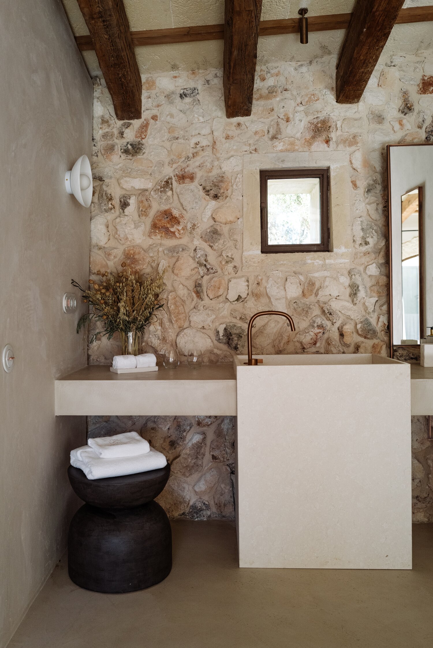 salle de bain avec poutres mur pierre salle de bain avec poutres mur pierre