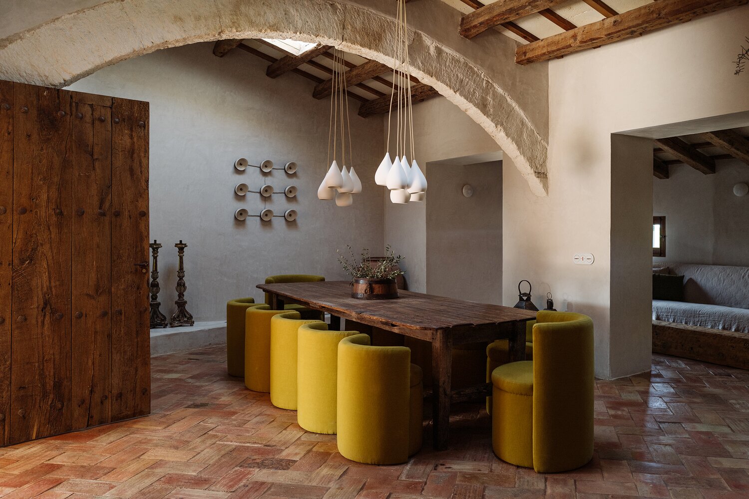 salle à manger avec poutres et arche maison en pierres Santa Ana Minorque salle à manger avec poutres et arche maison en pierres Santa Ana Minorque