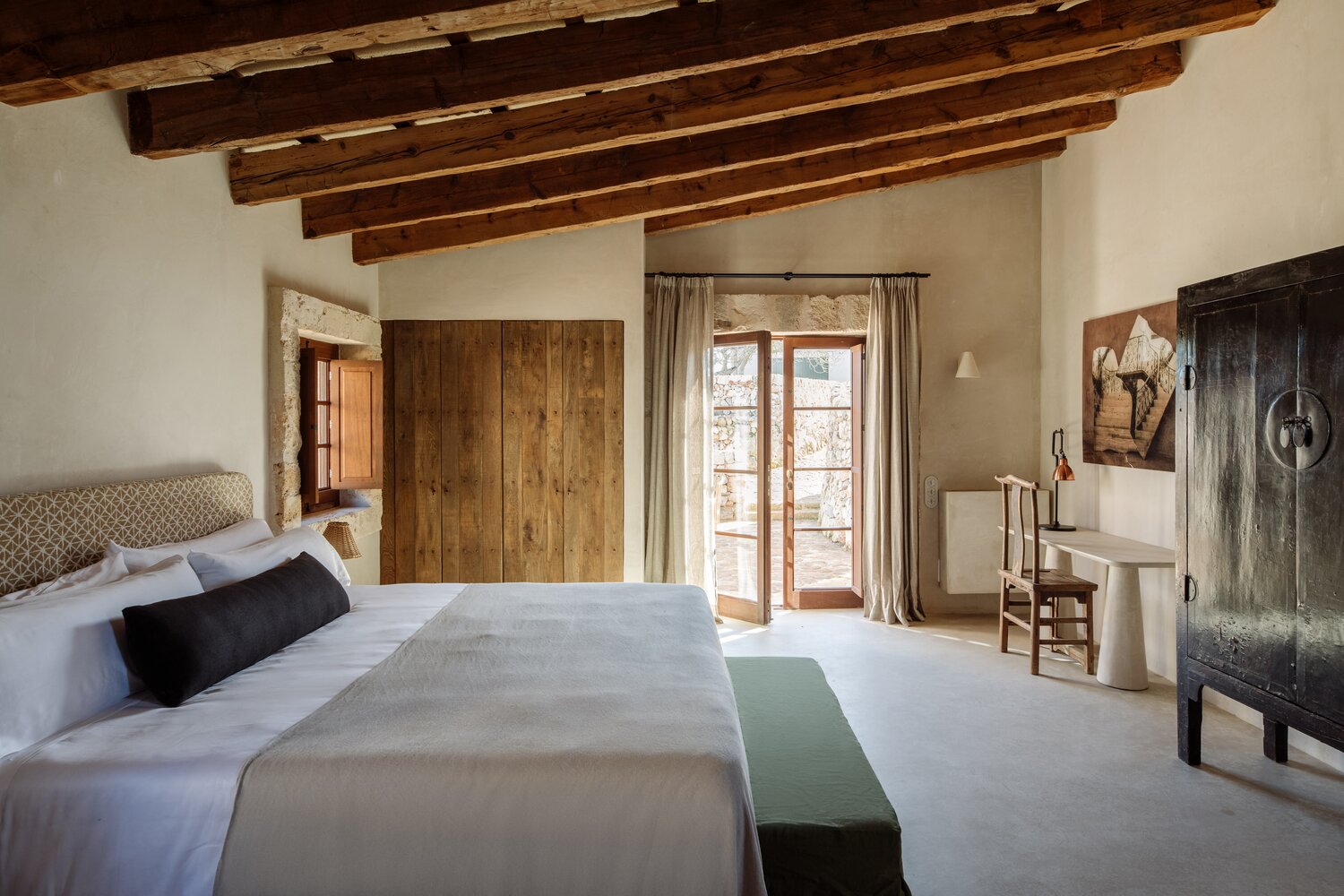 chambre avec poutres maison en pierres Santa Ana Minorque chambre avec poutres maison en pierres Santa Ana Minorque
