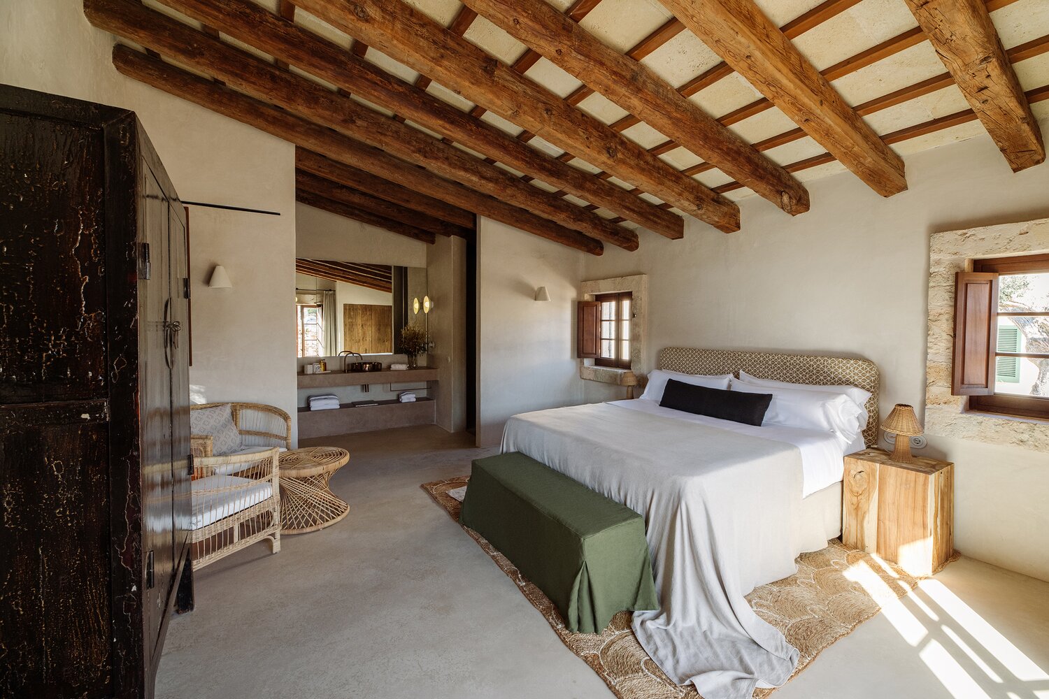 chambre avec poutres maison en pierres Santa Ana Minorque chambre avec poutres maison en pierres Santa Ana Minorque