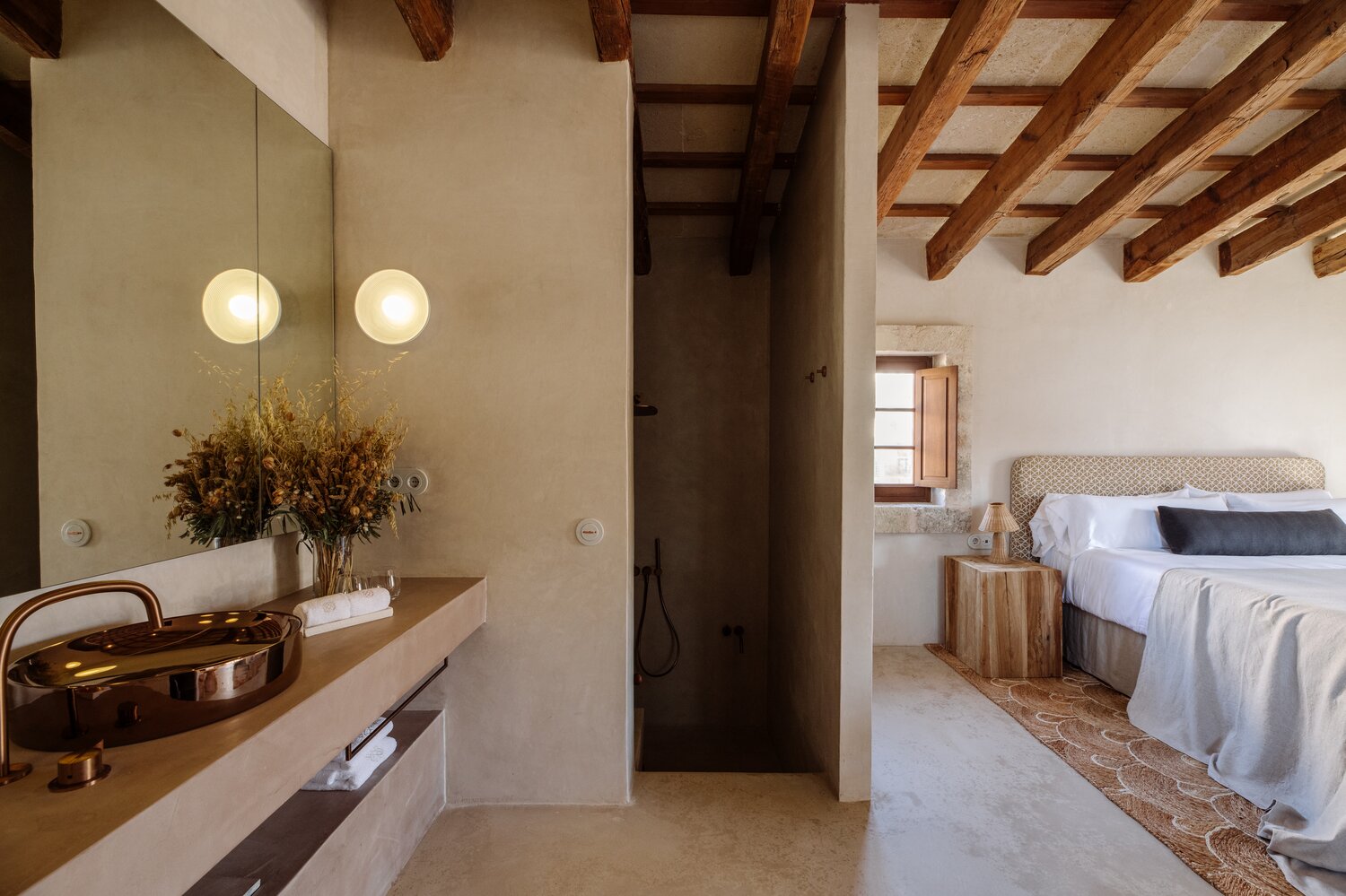 chambre avec salle de bain maison en pierres Santa Ana Minorque chambre avec salle de bain maison en pierres Santa Ana Minorque