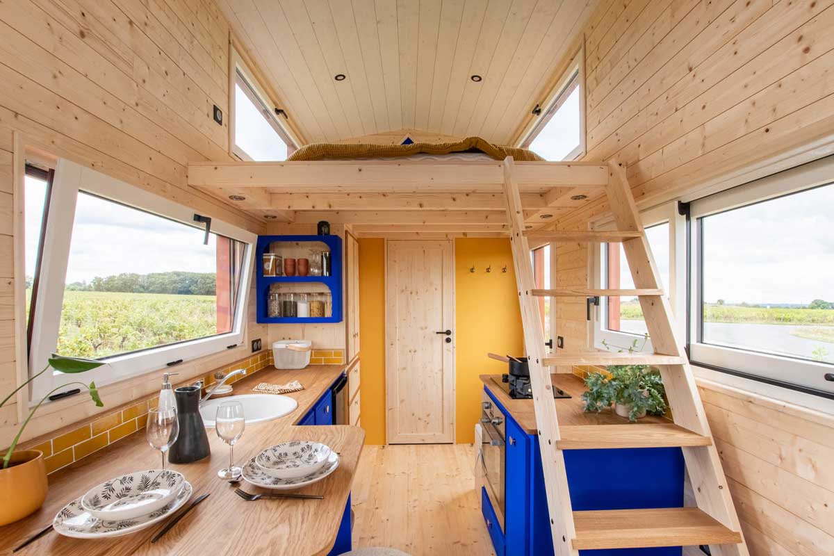 salon avec chambre mezzanine tiny house Leïla Baluchon salon avec chambre mezzanine tiny house Leïla Baluchon