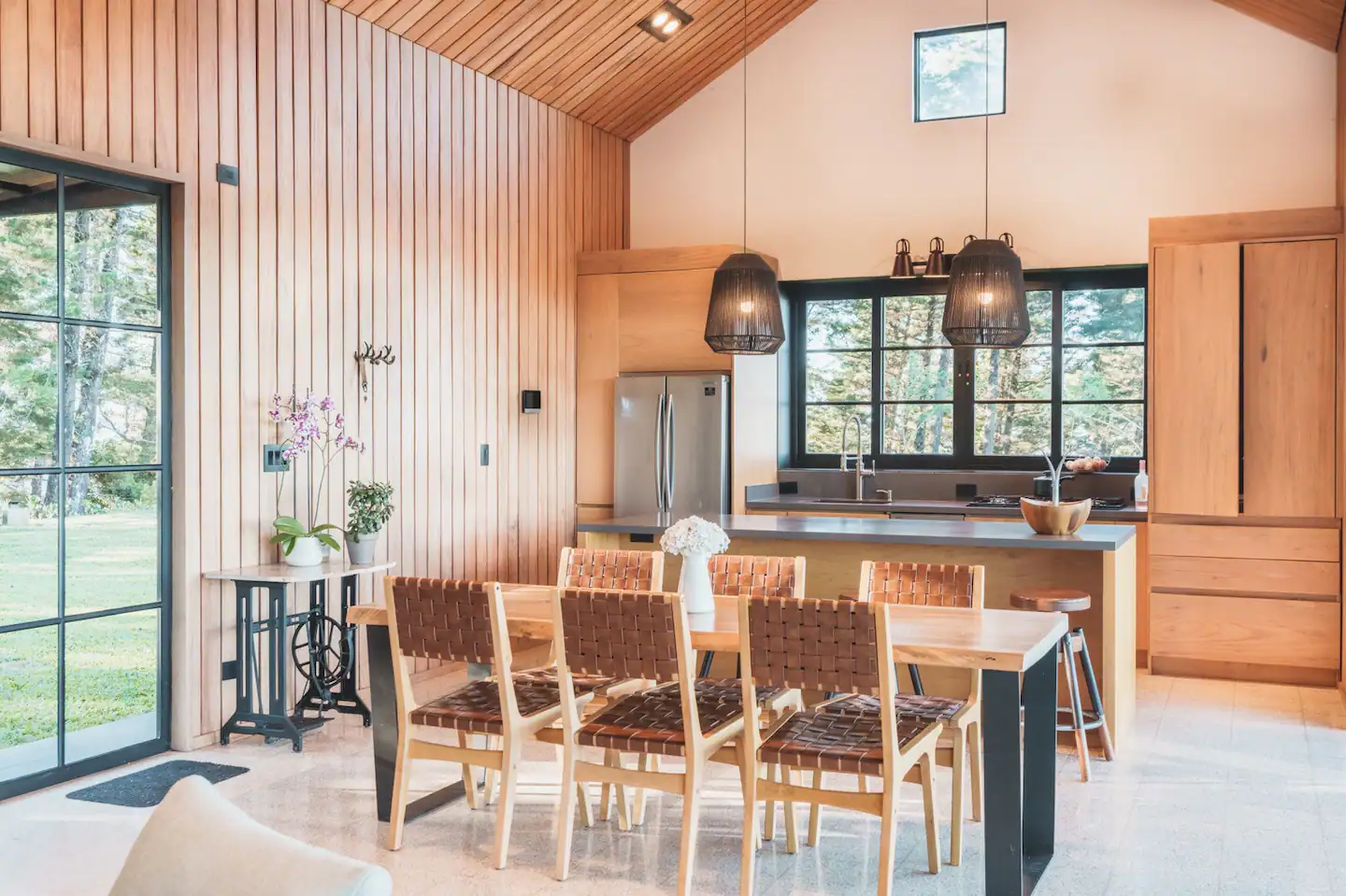 salle à manger double hauteur avec cuisine ouverte maison contemporaine en bois salle à manger double hauteur avec cuisine ouverte maison contemporaine en bois
