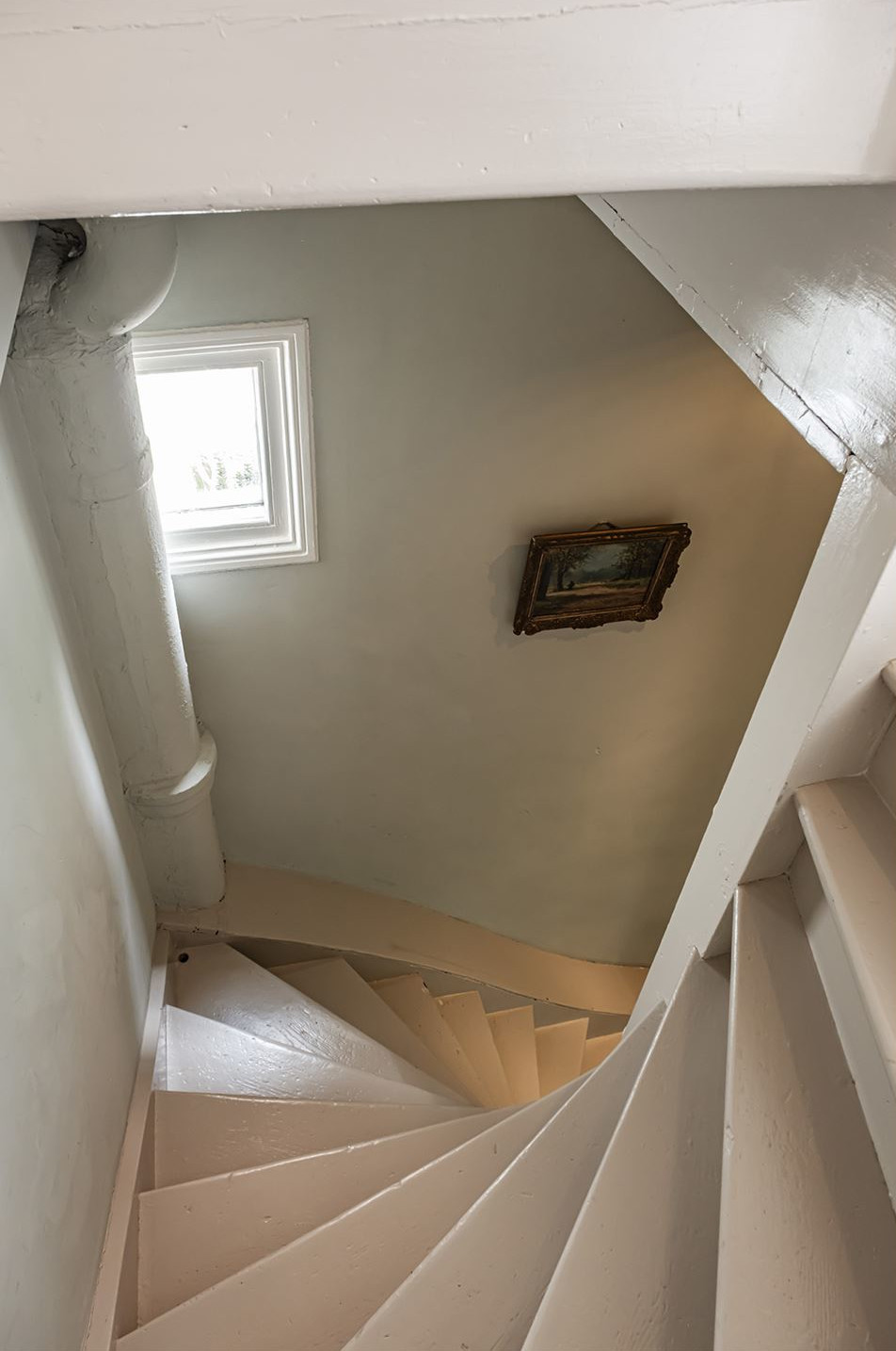 escalier bois peint