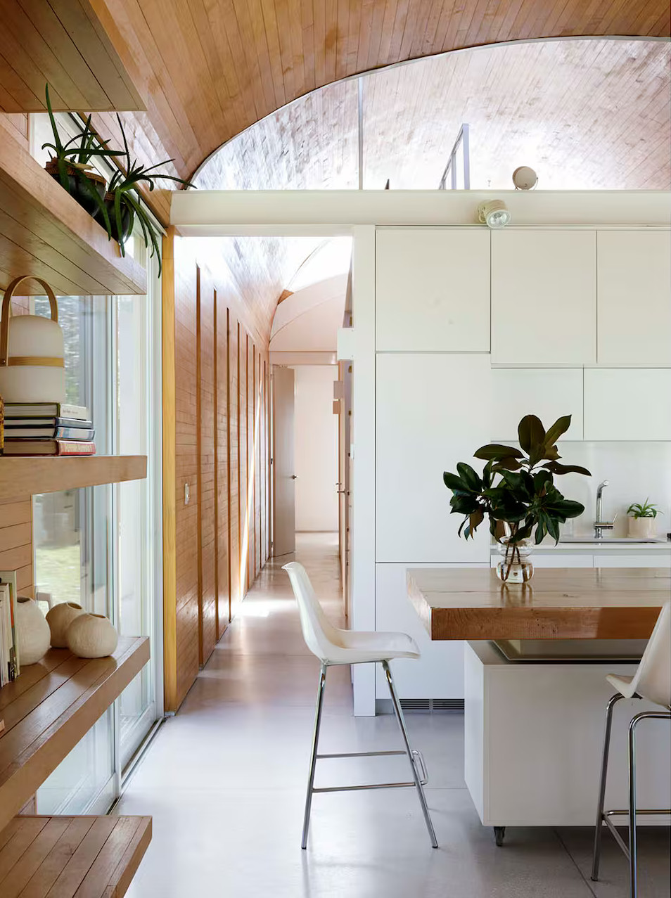 cuisine blanche décoration contemporaine plafond cintré en bois maison architecte