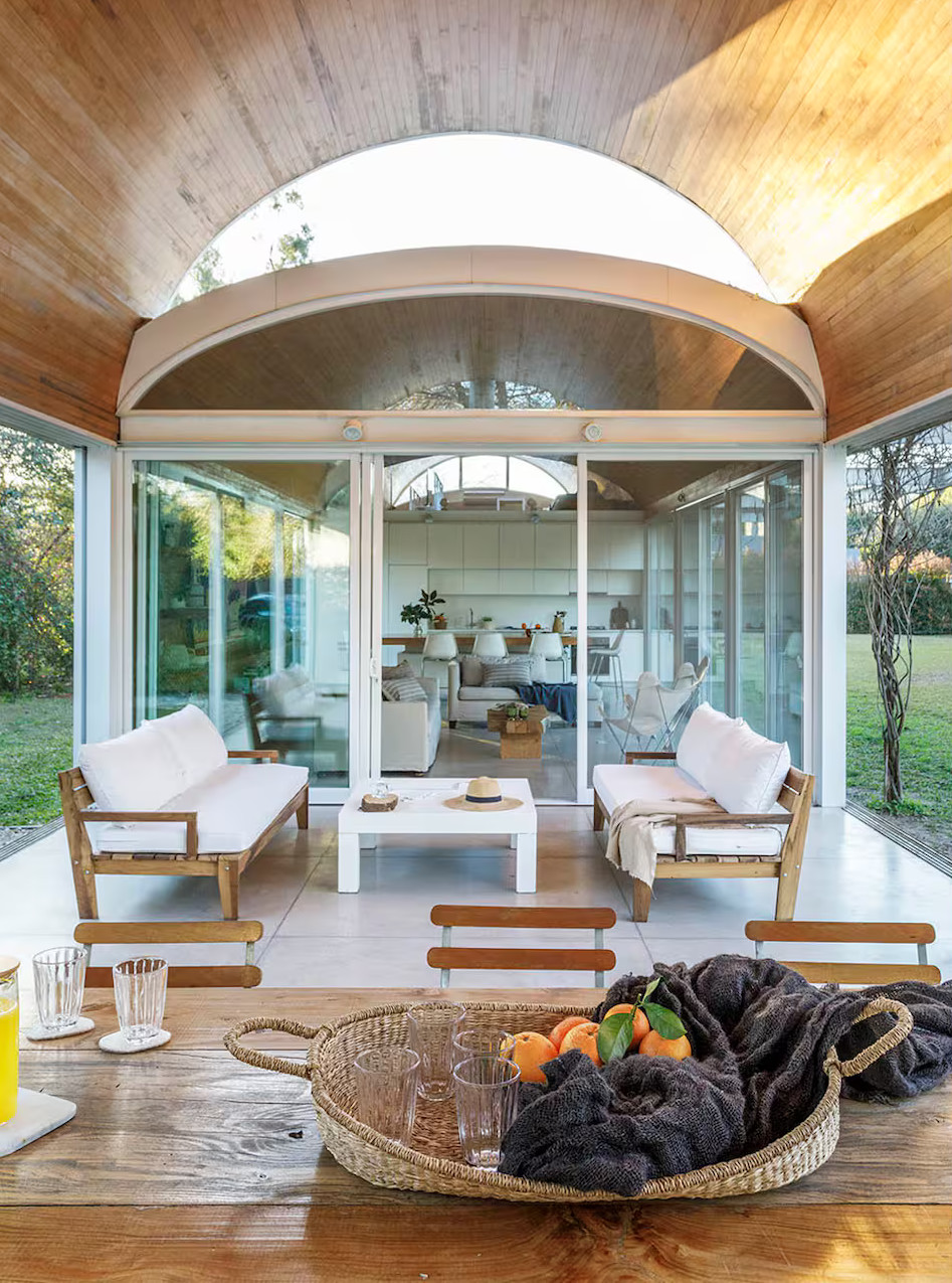 terrasse décoration contemporaine plafond cintré en bois maison architecte