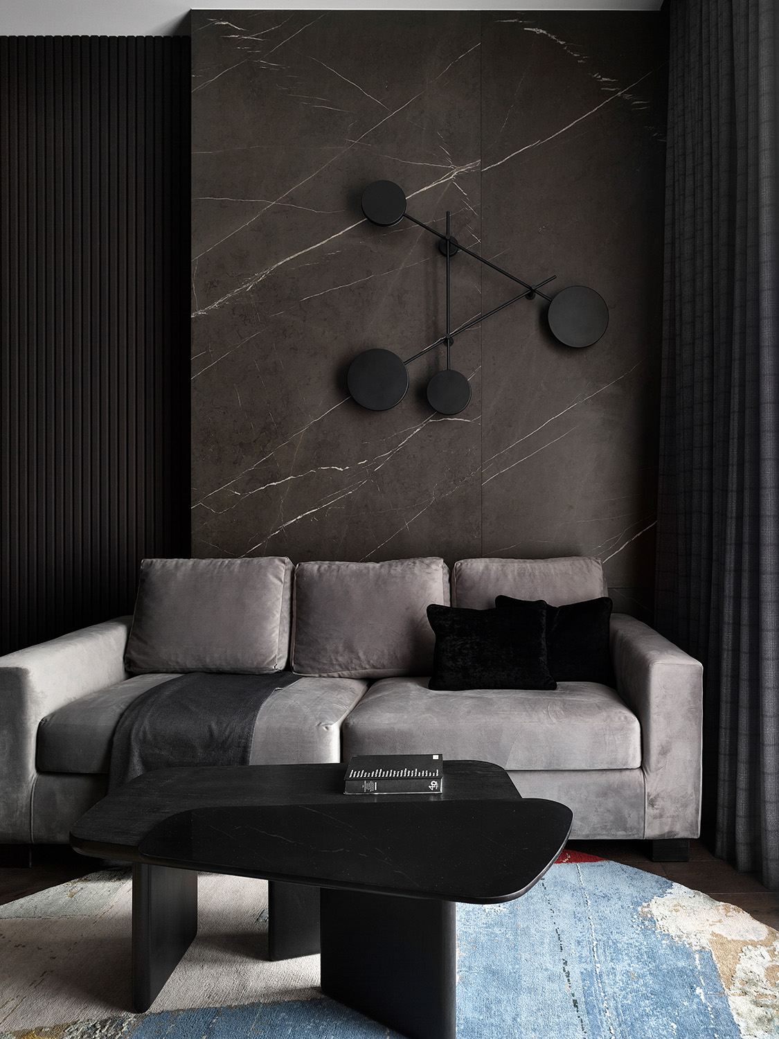 salon murs noirs et gris décoration contemporaine