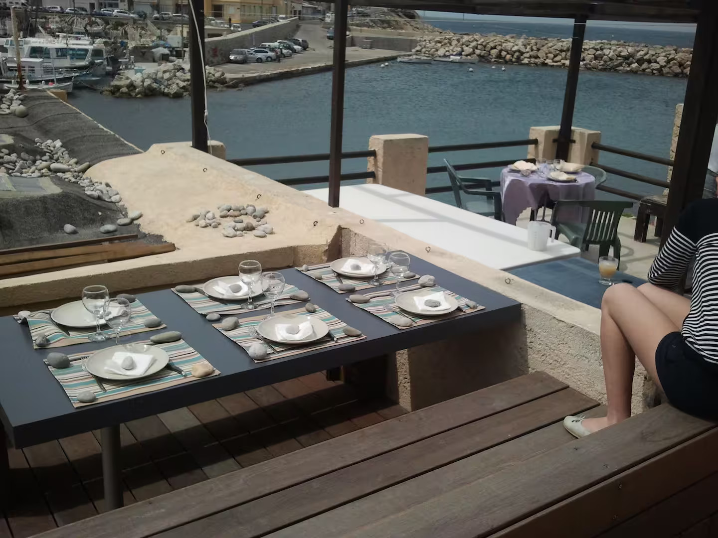 terrasse vue port des Goudes maison de pêcheur rénovée Marseille terrasse vue port des Goudes maison de pêcheur rénovée Marseille