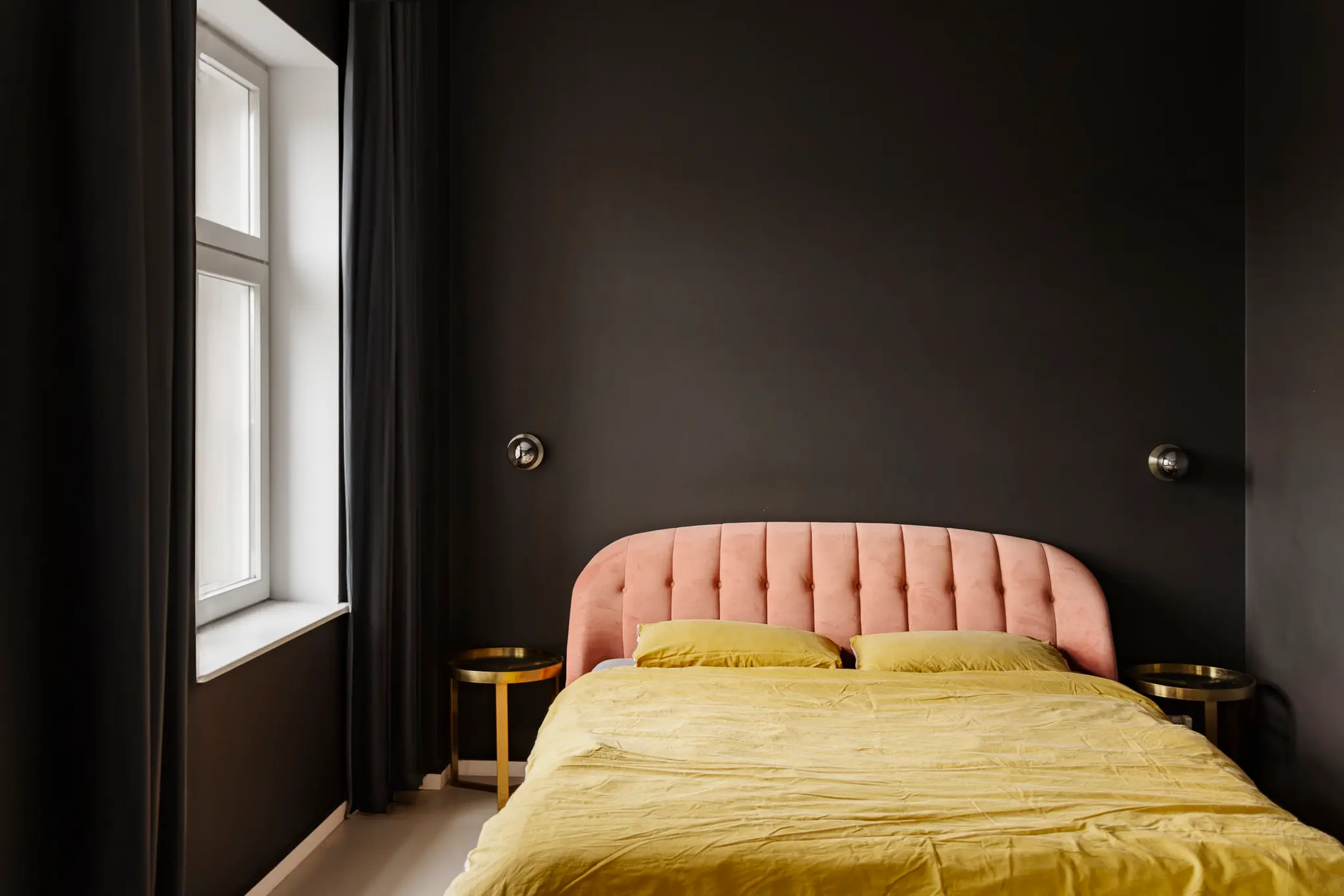 chambre murs et plafond noirs appartement décoration colorée chambre murs et plafond noirs appartement décoration colorée