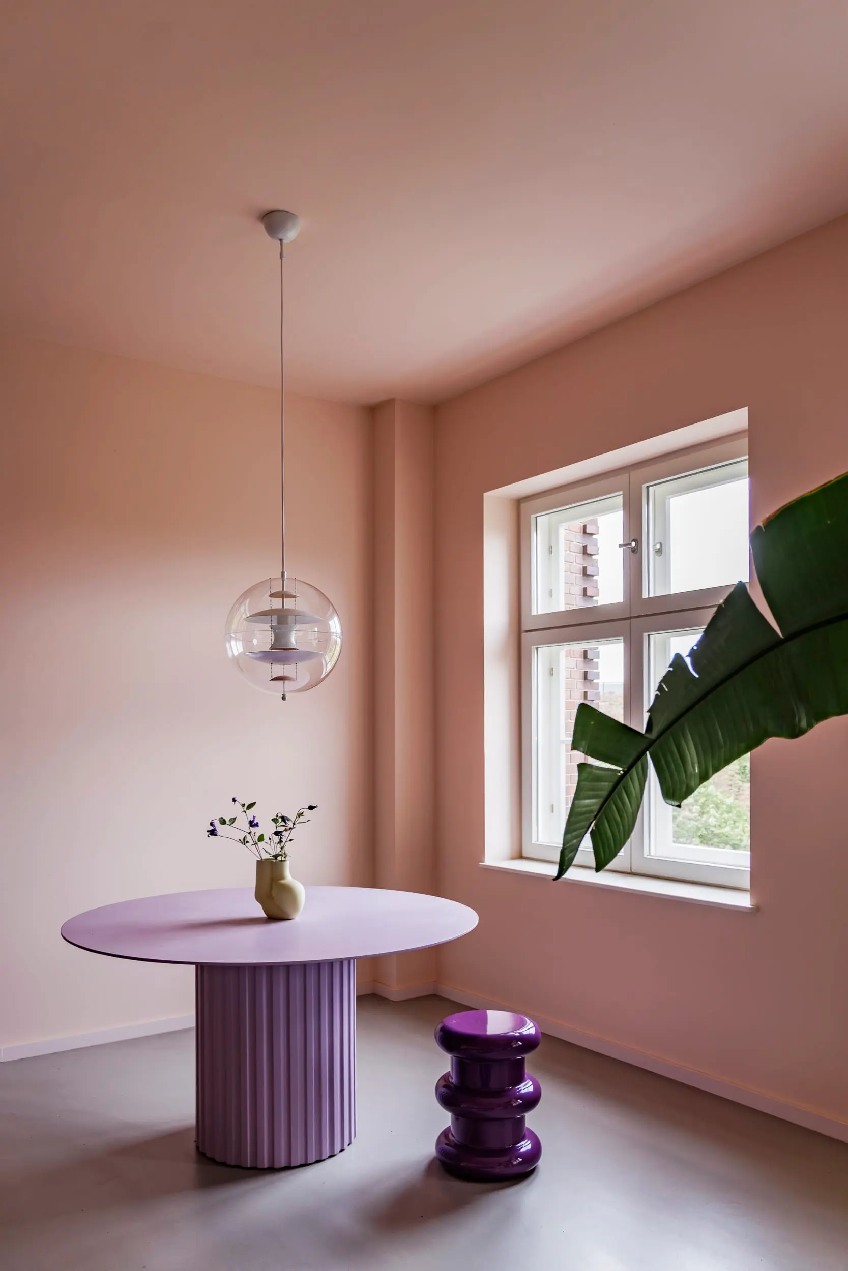 salle à manger mur et plafonds roses appartement décoration colorée salle à manger mur et plafonds roses appartement décoration colorée