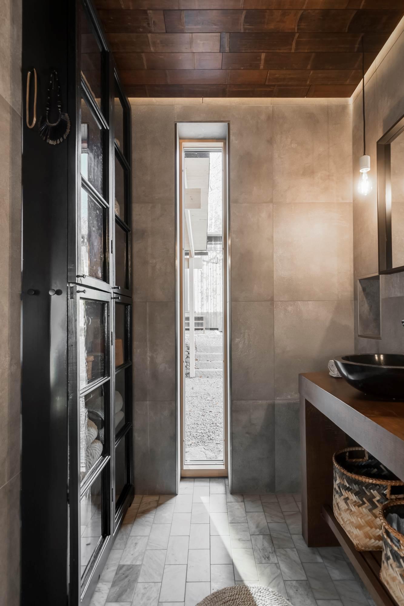 salle de bain design grise et bois
